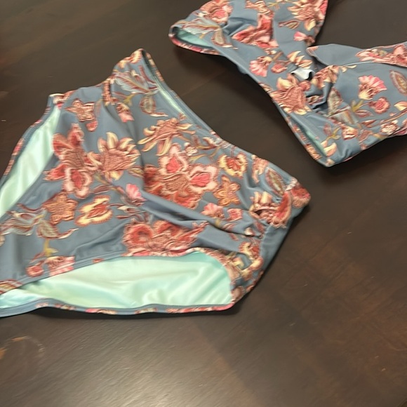 ⭐️Host Pick⭐️Cupshe Floral Ruffled Bikini Top & Retro Ruched Bottoms Set Size M - Picture 4 of 13